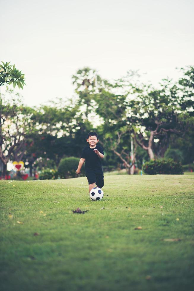 kleiner Junge, der Fußball spielt foto