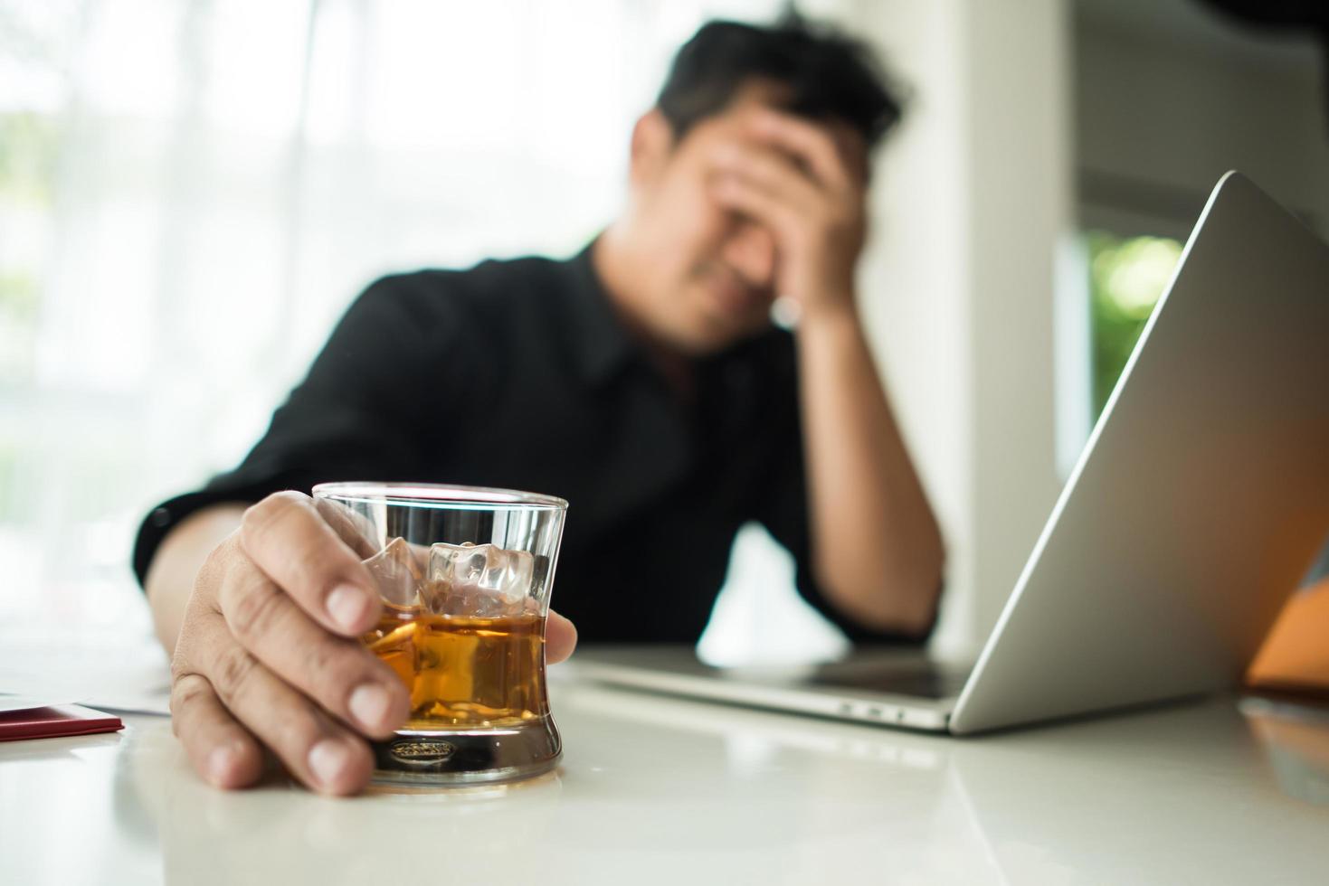 junger Geschäftsmann frustriert am Schreibtisch foto