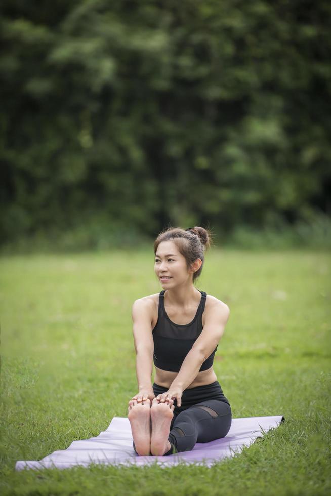 Frau macht Yoga im Park foto