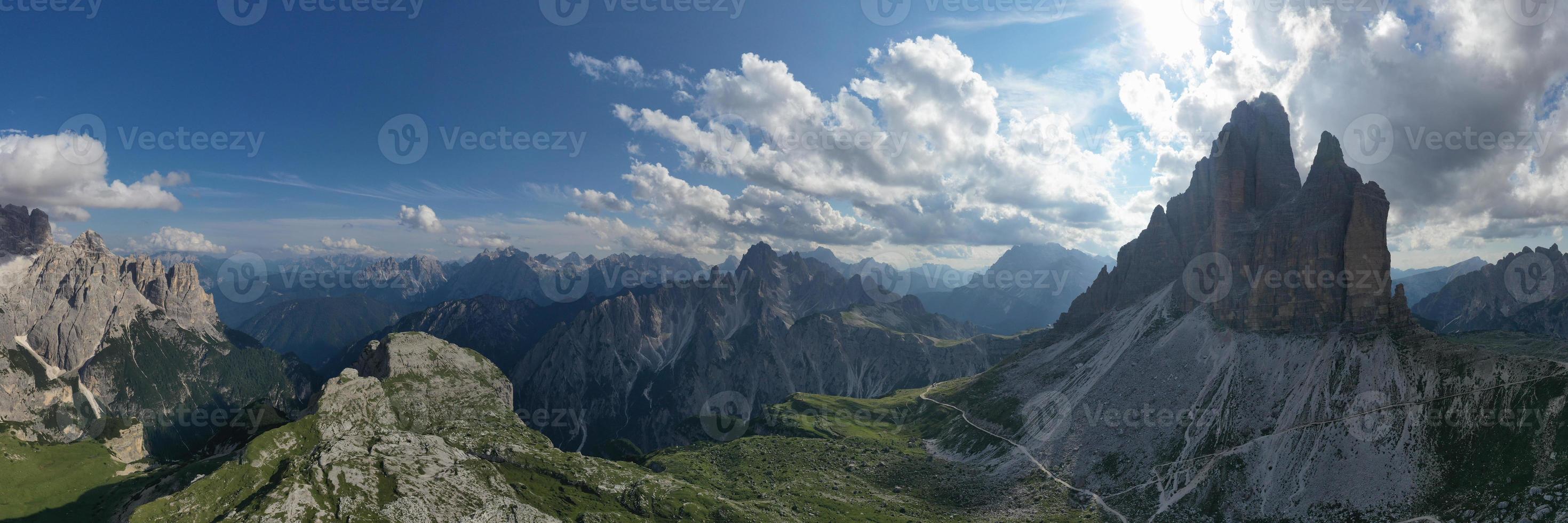 schön sonnig Tag im Dolomiten Berge. Aussicht auf tre cime di lavaredo - - drei berühmt Berg Spitzen Das ähneln Schornsteine. foto