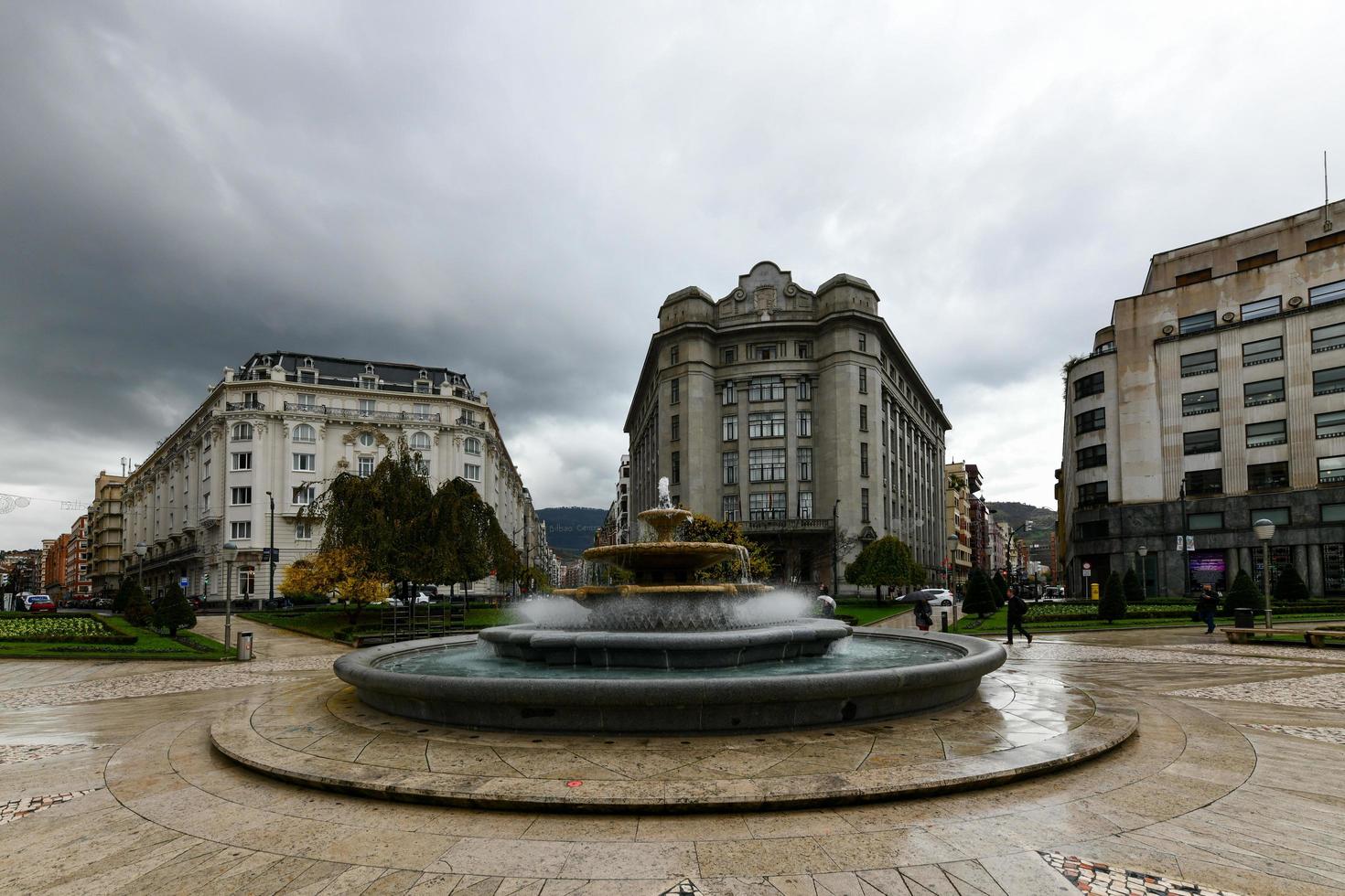 bilbao, Spanien - - nov 26, 2021, Platz de federico moyua oder elliptisch Platz im Stadt Center, mit Englisch und französische Art Blume Betten, modern Stahl Laternenmast und Möbel. foto