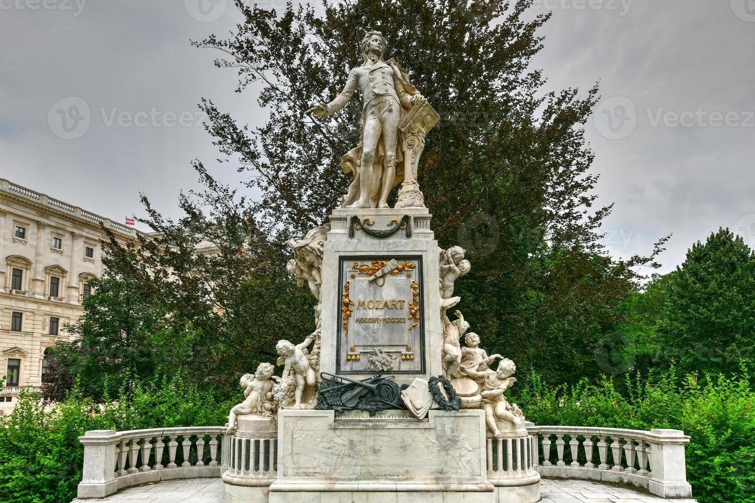 Statue von berühmt Komponist Wolfgang Amadeus Mozart im das Burggarten, Wien, Österreich foto