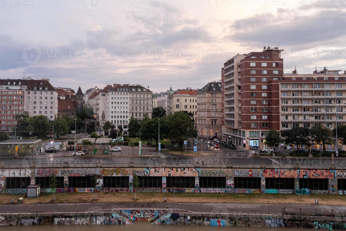 Wien, Österreich - - jul 18, 2021, Aussicht von das Donau Kanal und Wien Horizont im Wien, Österreich foto