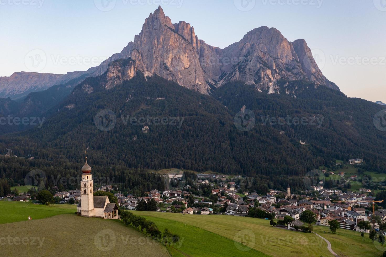 st. Valentin Kastelruth Dorf Kirche im das Sommer- im das Dolomit Alpen. tolle Landschaft mit klein Kapelle auf sonnig Wiese und petz Gipfel beim Kastelruth Kommune. Dolomiten, Süd Tirol, Italien foto