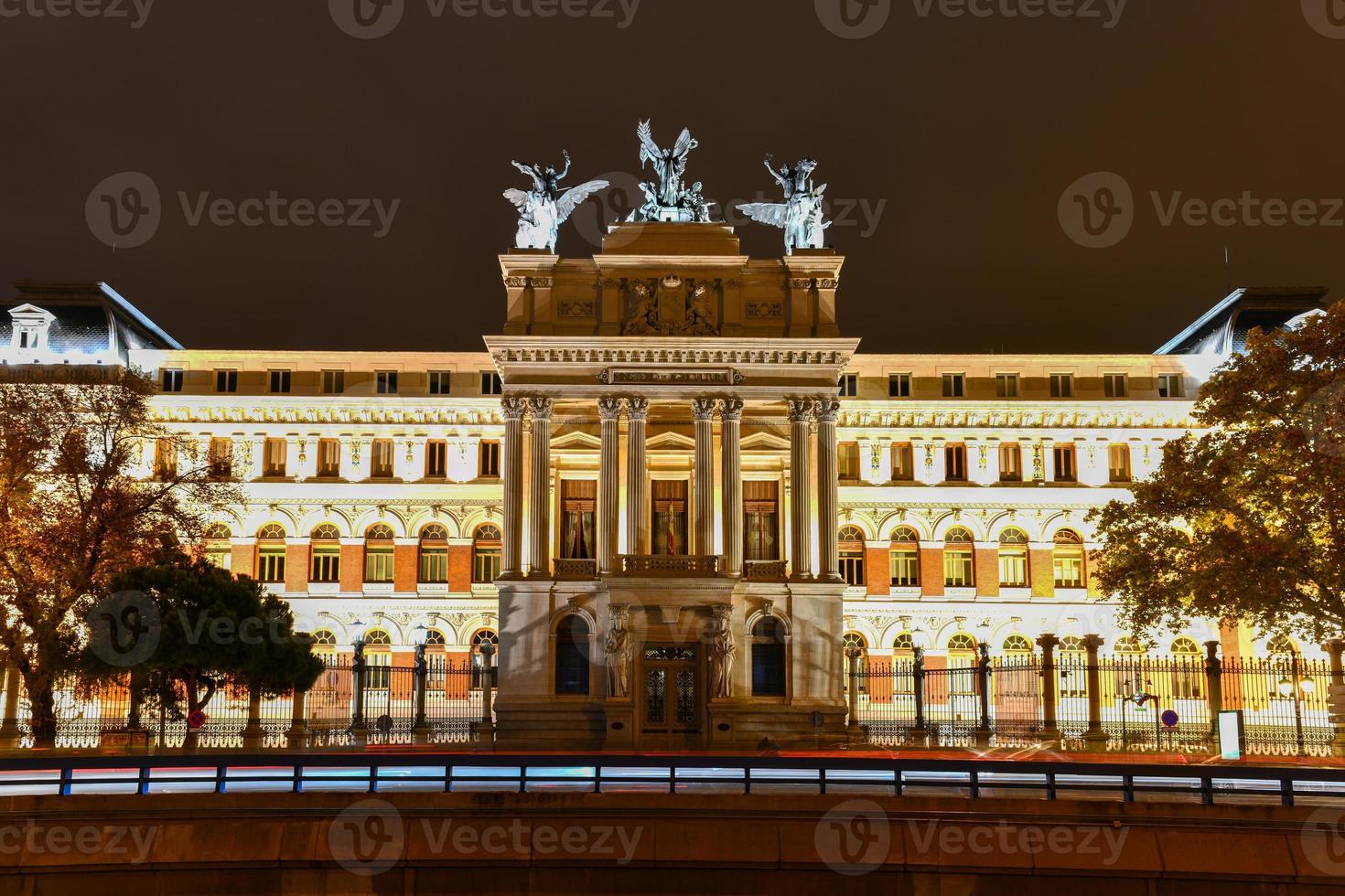 Aussicht auf das fomento Palast, das Sitz von Landwirtschaft, Fischerei und Essen Ministerium im Madrid, Spanien beim Nacht. Inschrift Ministerium von Landwirtschaft. foto