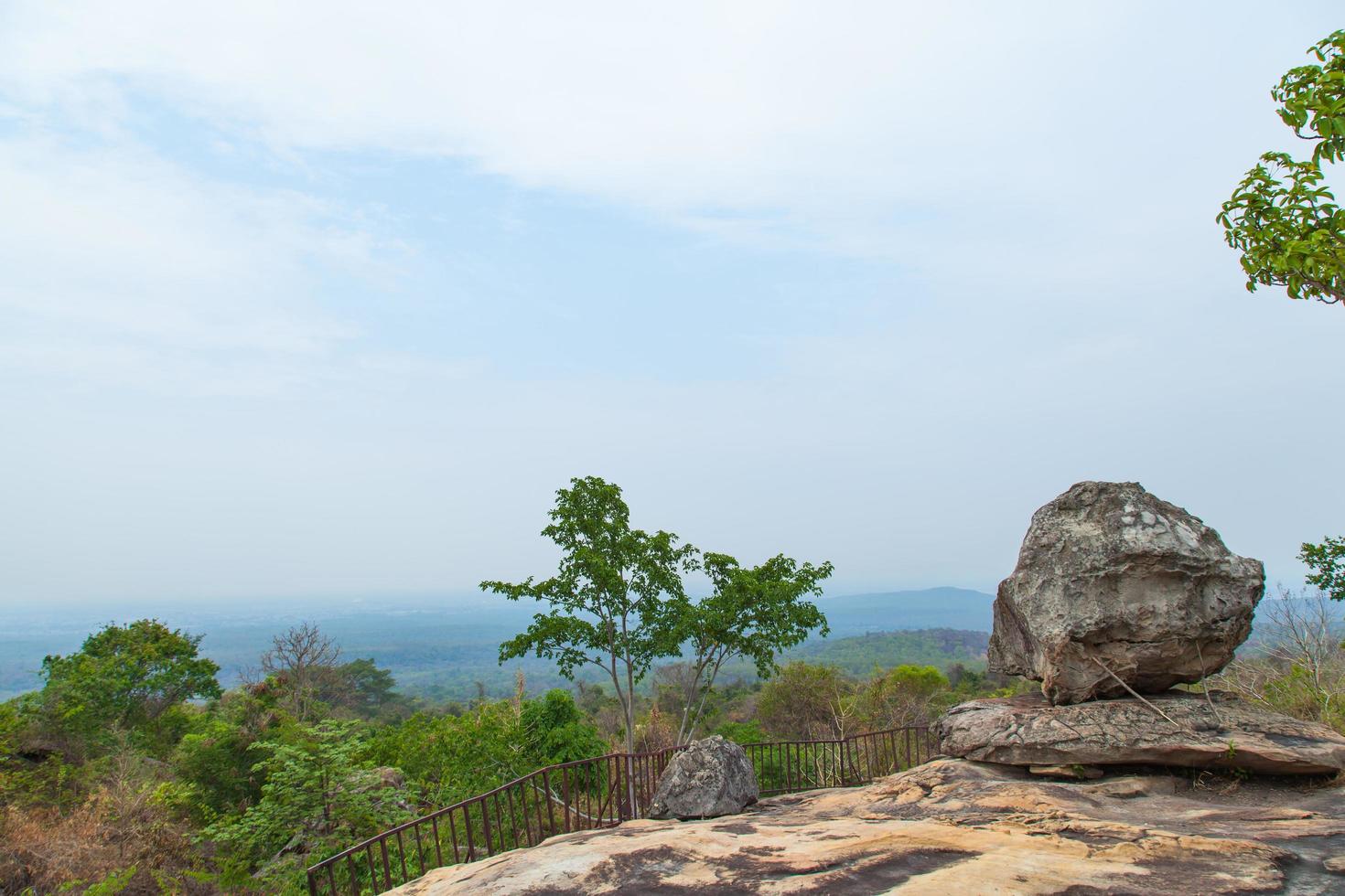 Sicht auf einen großen Felsen foto