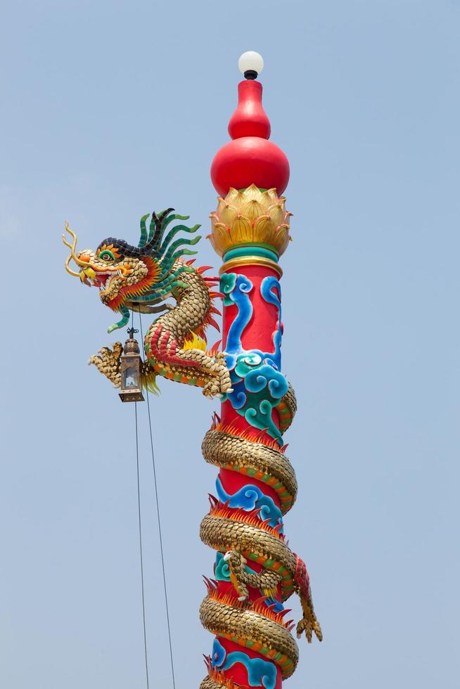 Säulenstatue eines Drachen in Thailand foto