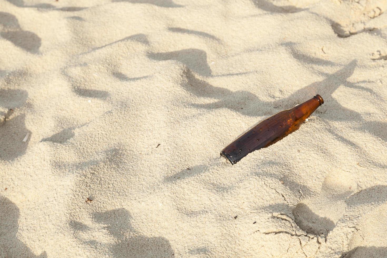 leere Flasche am Strand foto