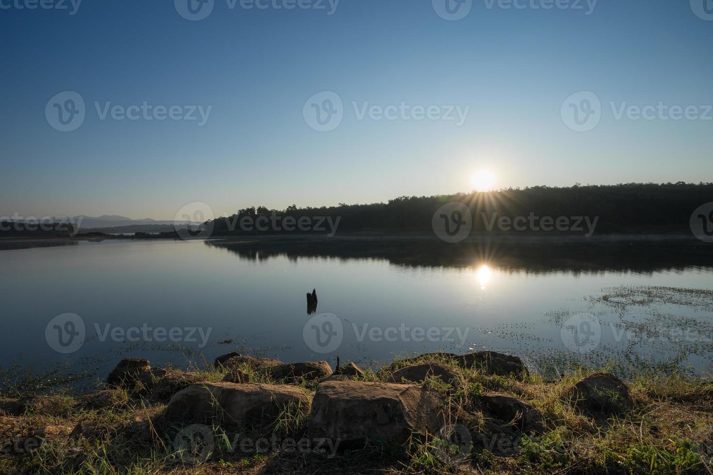 untergehende Sonne auf dem Wasser foto