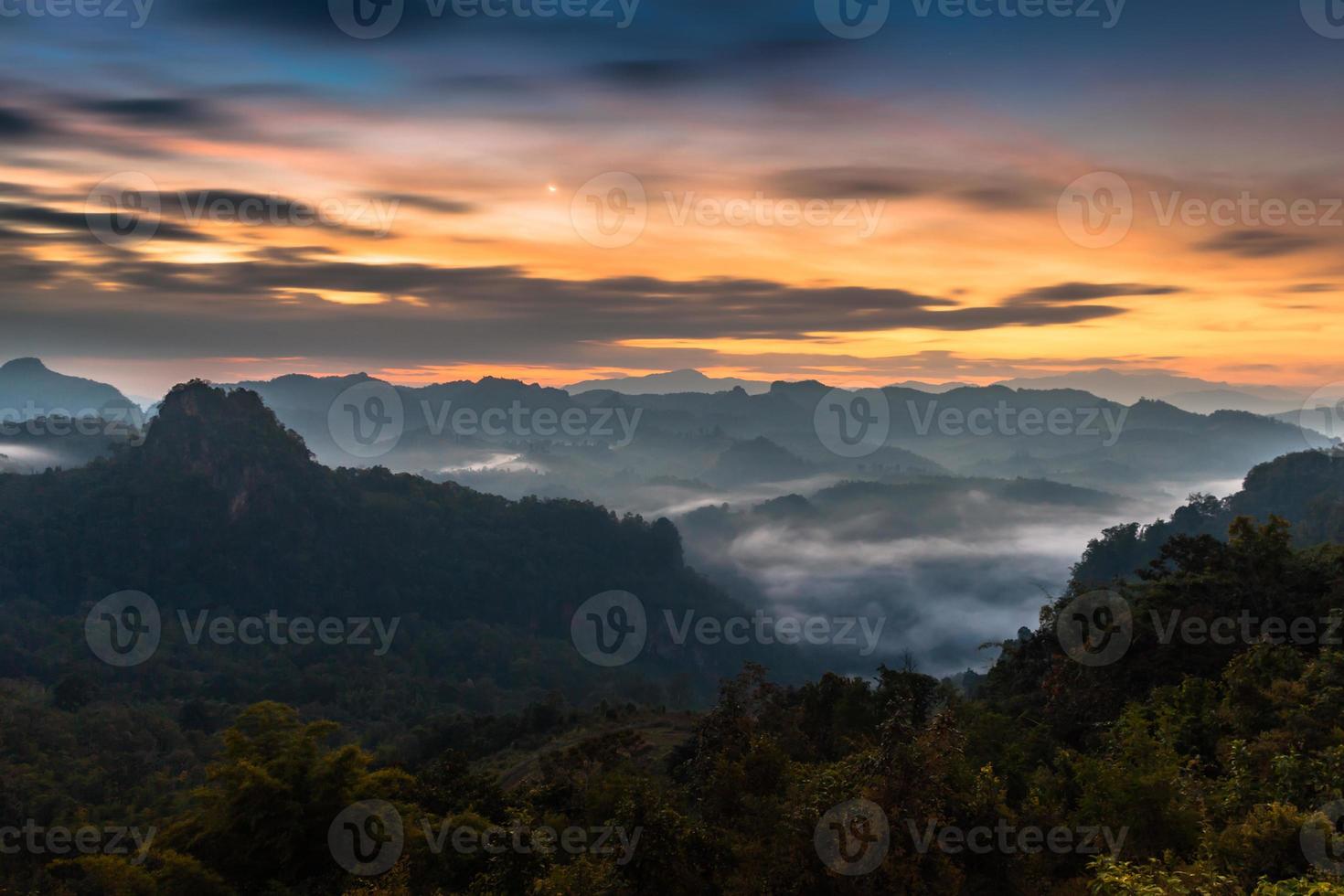 Nebel auf Bergen bei Sonnenaufgang foto