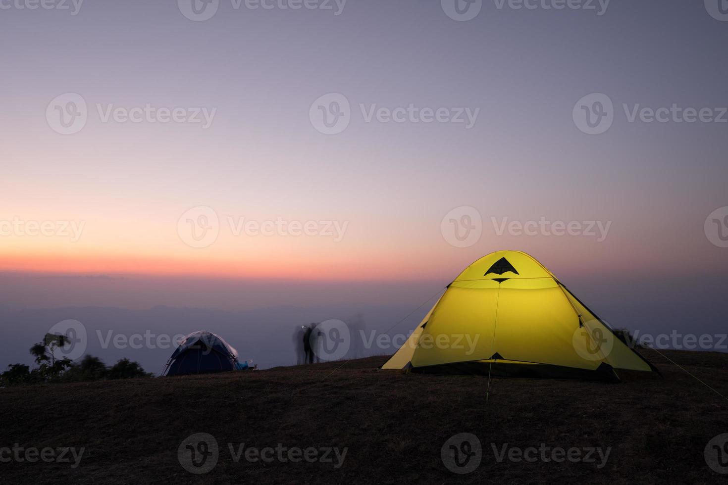 Langzeitbelichtung des Campingzeltes bei Sonnenuntergang foto