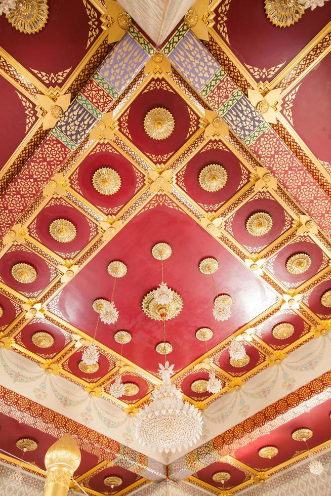 Deckengestaltung eines Tempels in Thailand foto