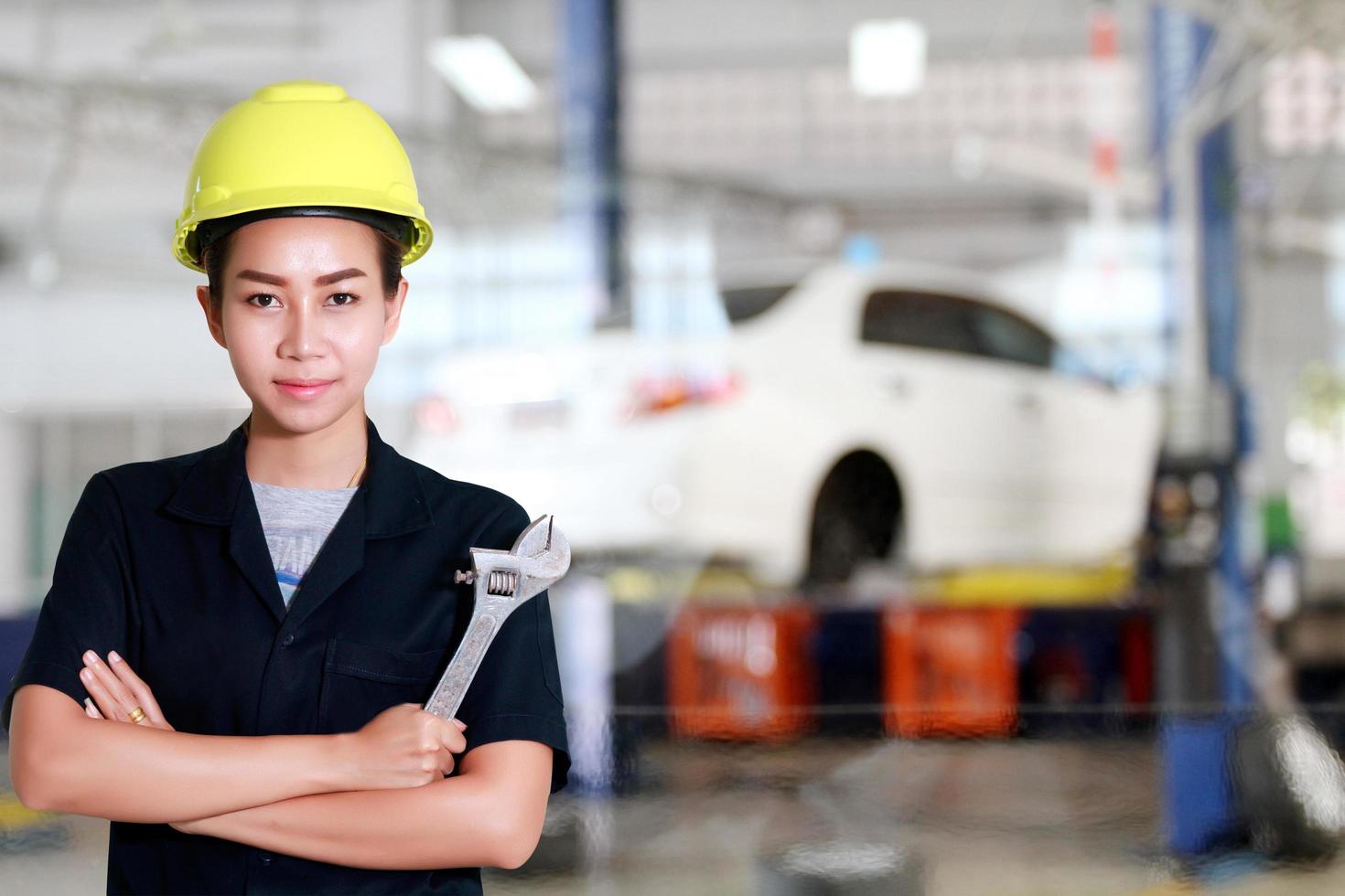 asiatische Ingenieurin hält einen Schraubenschlüssel in der Hand foto