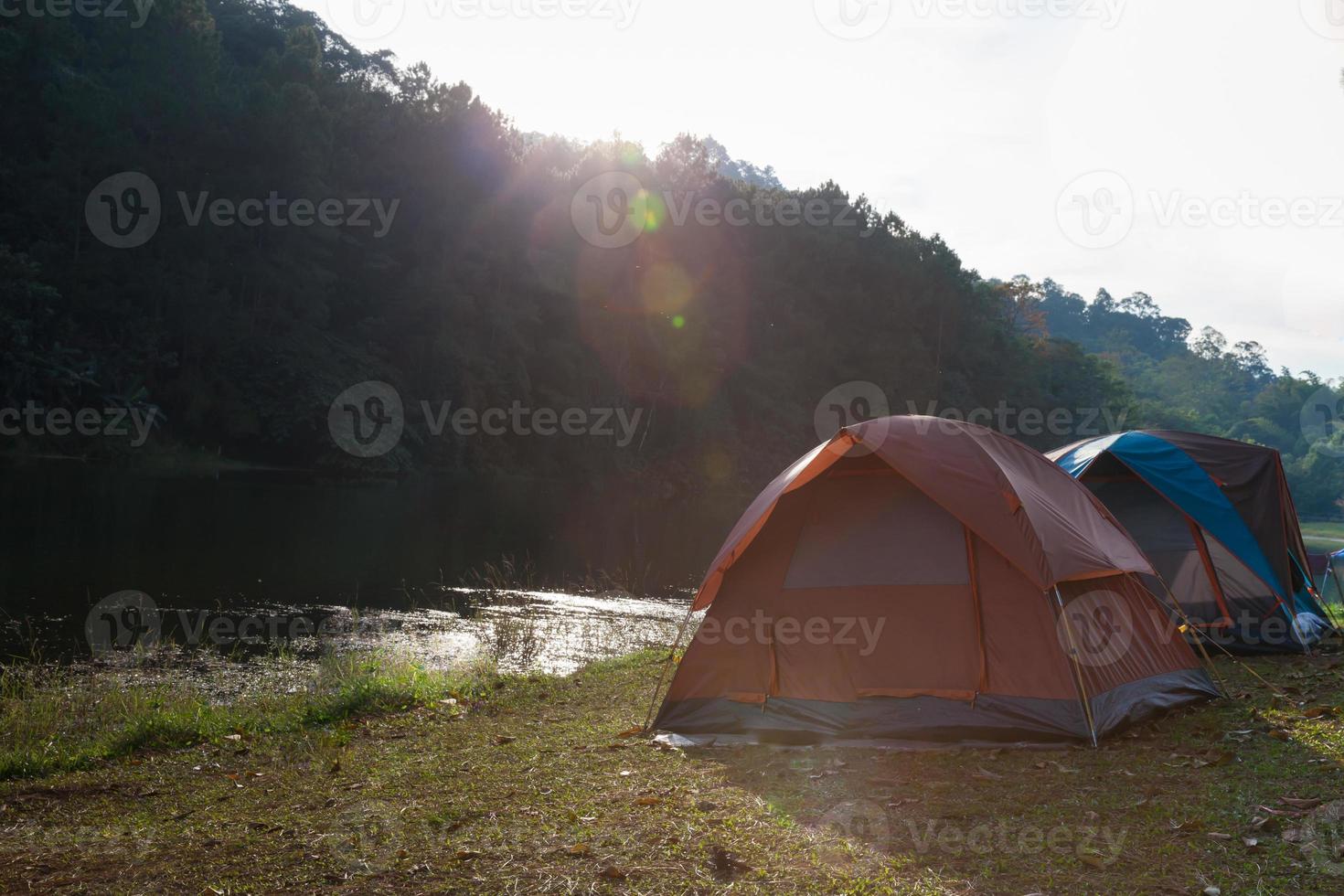 Zelte in der Nähe eines Baches foto