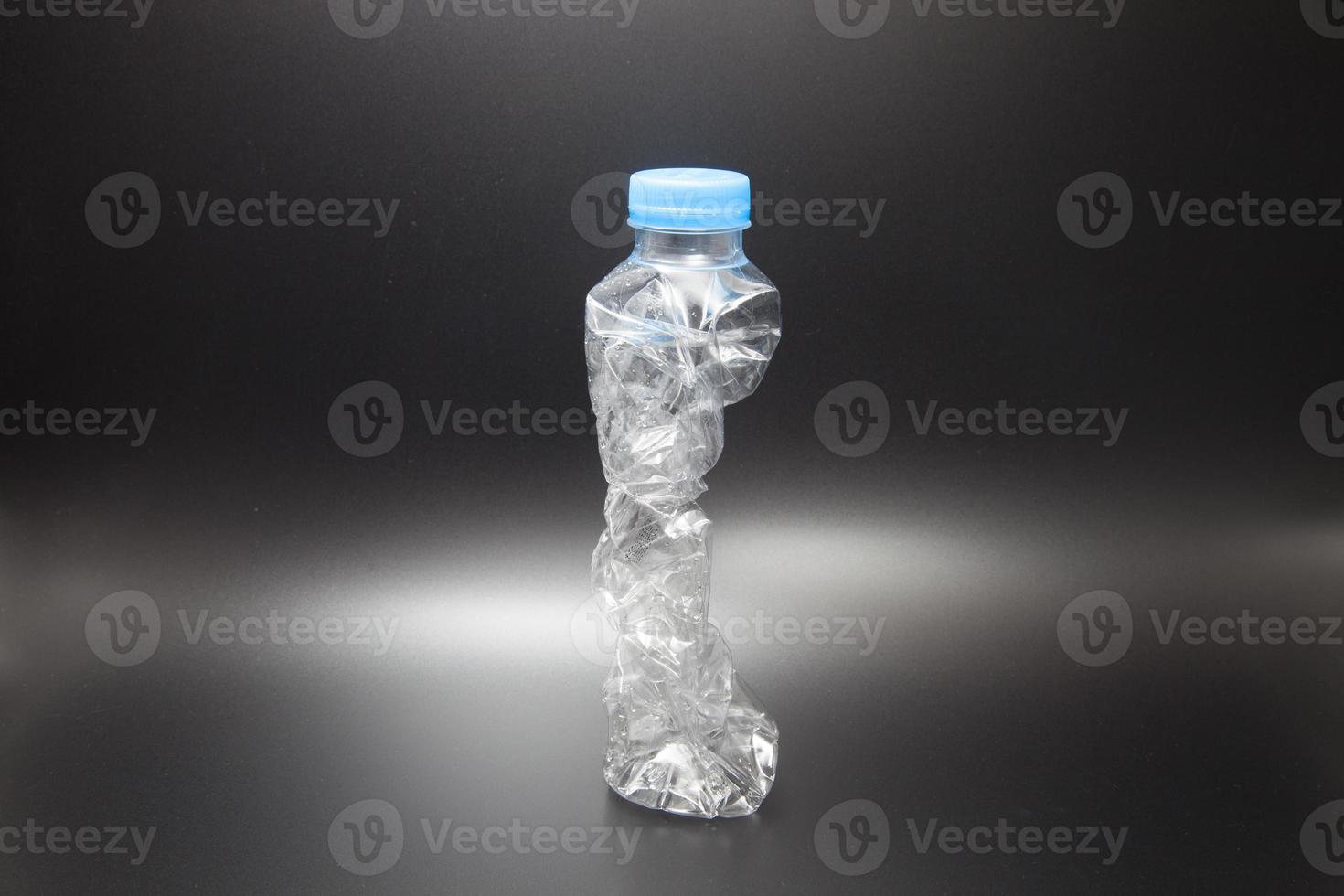 Plastikflasche auf schwarzem Grund foto