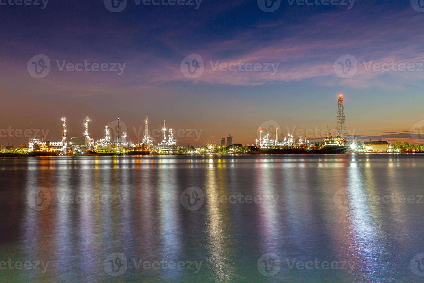 Langzeitbelichtung von Stadtlichtern auf dem Wasser foto