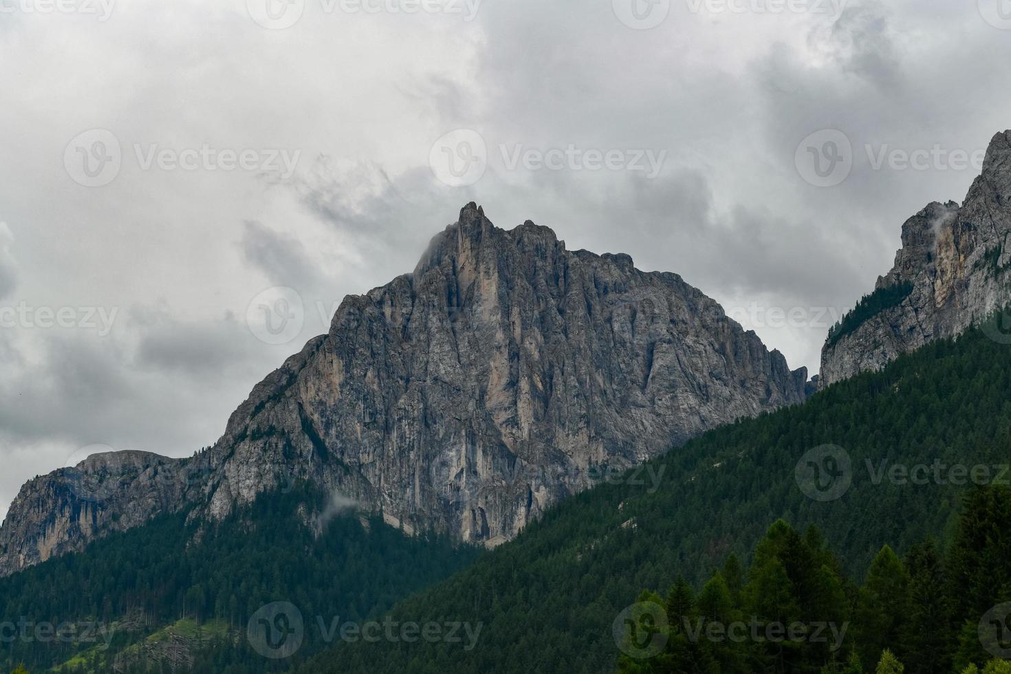 Aussicht von das Dolomiten von das Dorf von Vigo di fassa, Trentino, Südtirol, Süd Tirol, Italien. foto