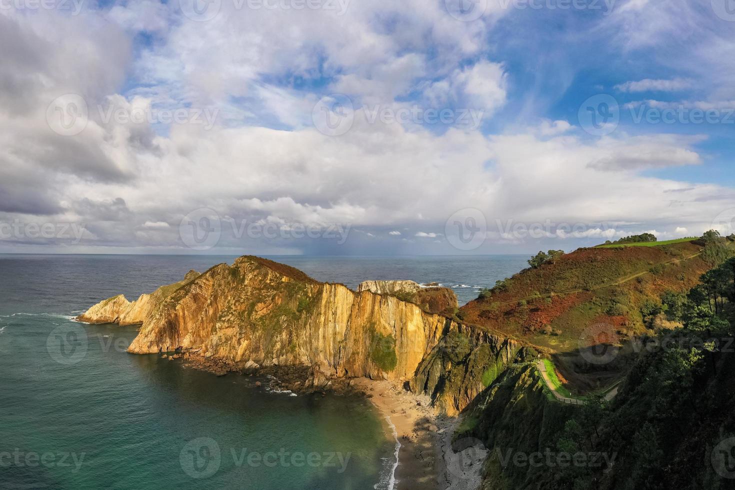 Stille Strand, silber-sandig Bucht unterstützt durch ein natürlich Felsen Amphitheater im Asturien, Spanien. foto