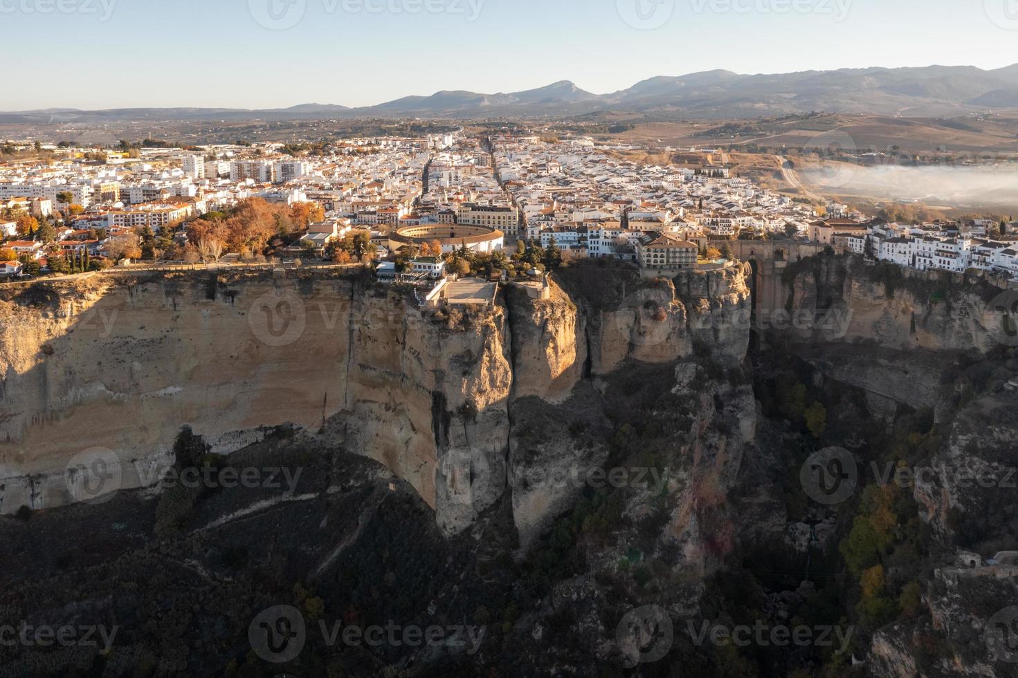 Stierkampfarena von das königlich Kavallerie von Ronda Antenne Aussicht beim Sonnenaufgang im Spanien. foto