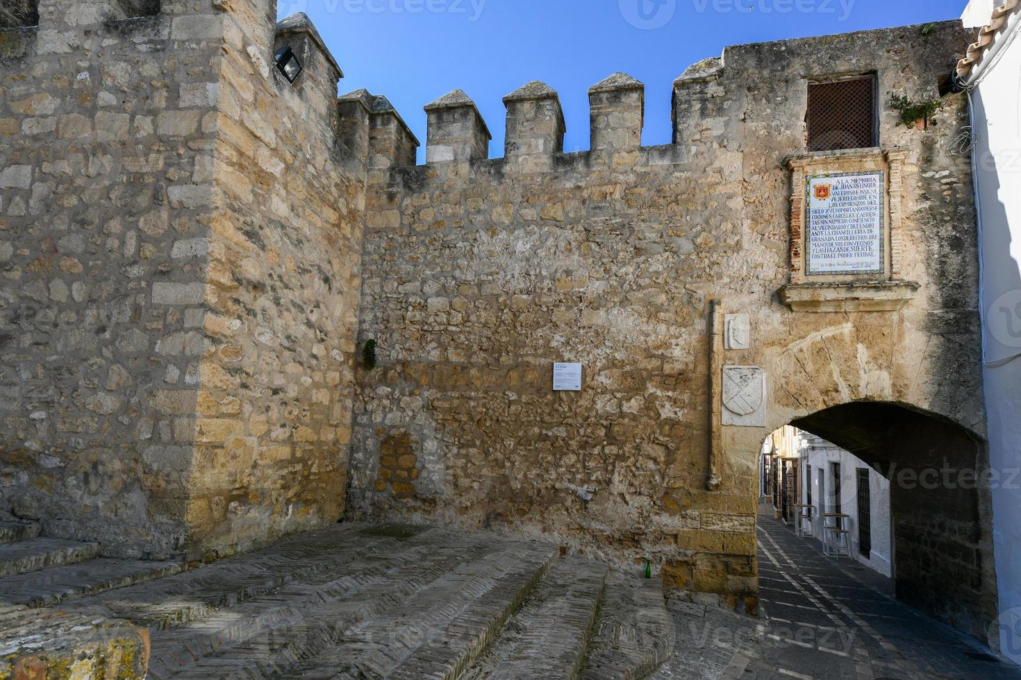 Stadt Stein Wände im das alt Stadt, Dorf von das Weiß schön Dorf von vejer de la Frontera im ein sonnig Tag, Cadiz Provinz, Andalusien, Spanien foto