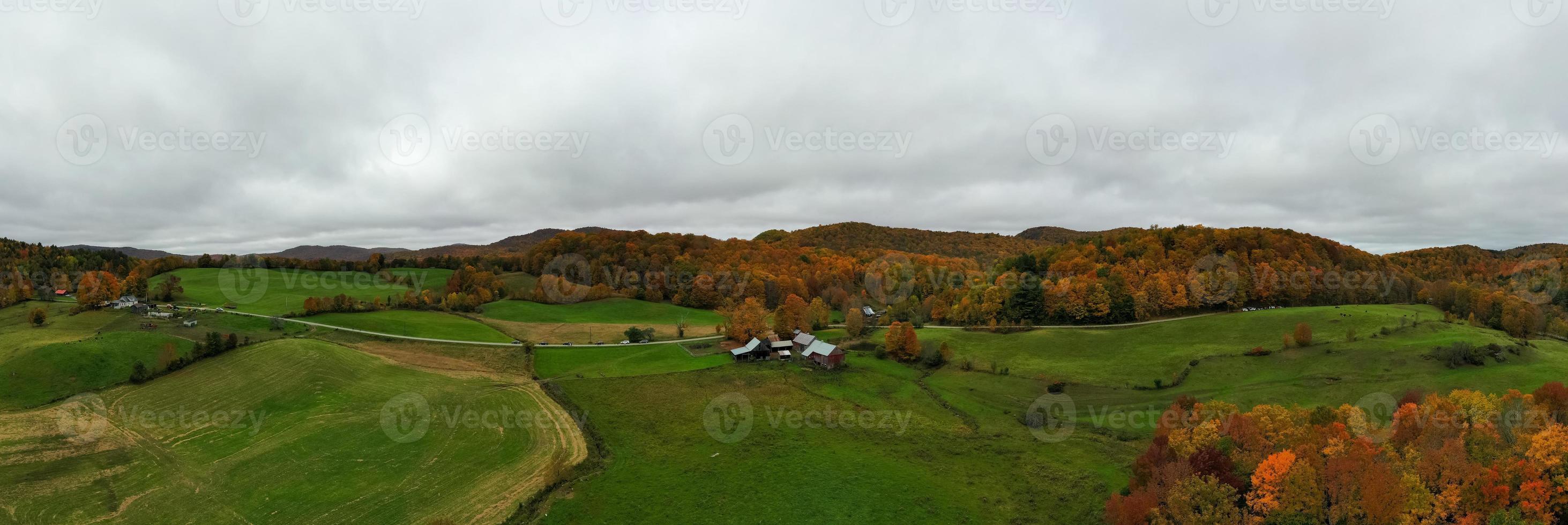 Panorama- Aussicht von ein ländlich Bauernhof im Herbst im Vermont. foto