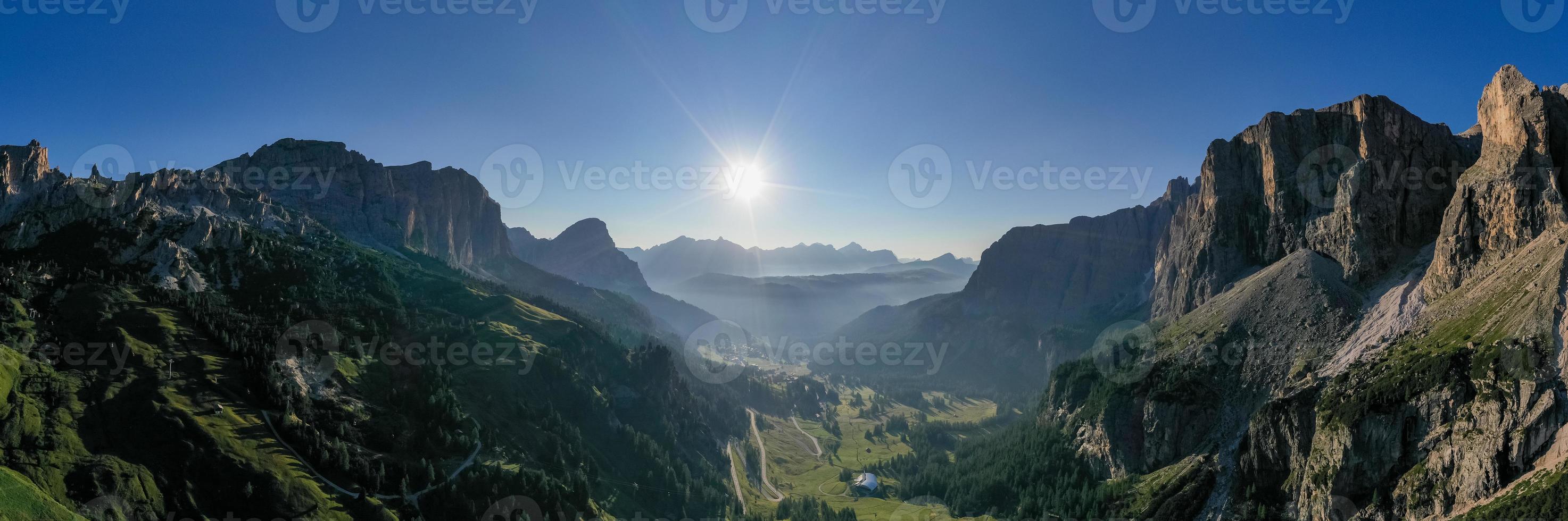 Antenne Aussicht von Gärtner passieren, passo Gärtner, Hütte frara, Dolomiten, Dolomiten, Süd Tirol, Italien, UNESCO Welt Erbe. foto