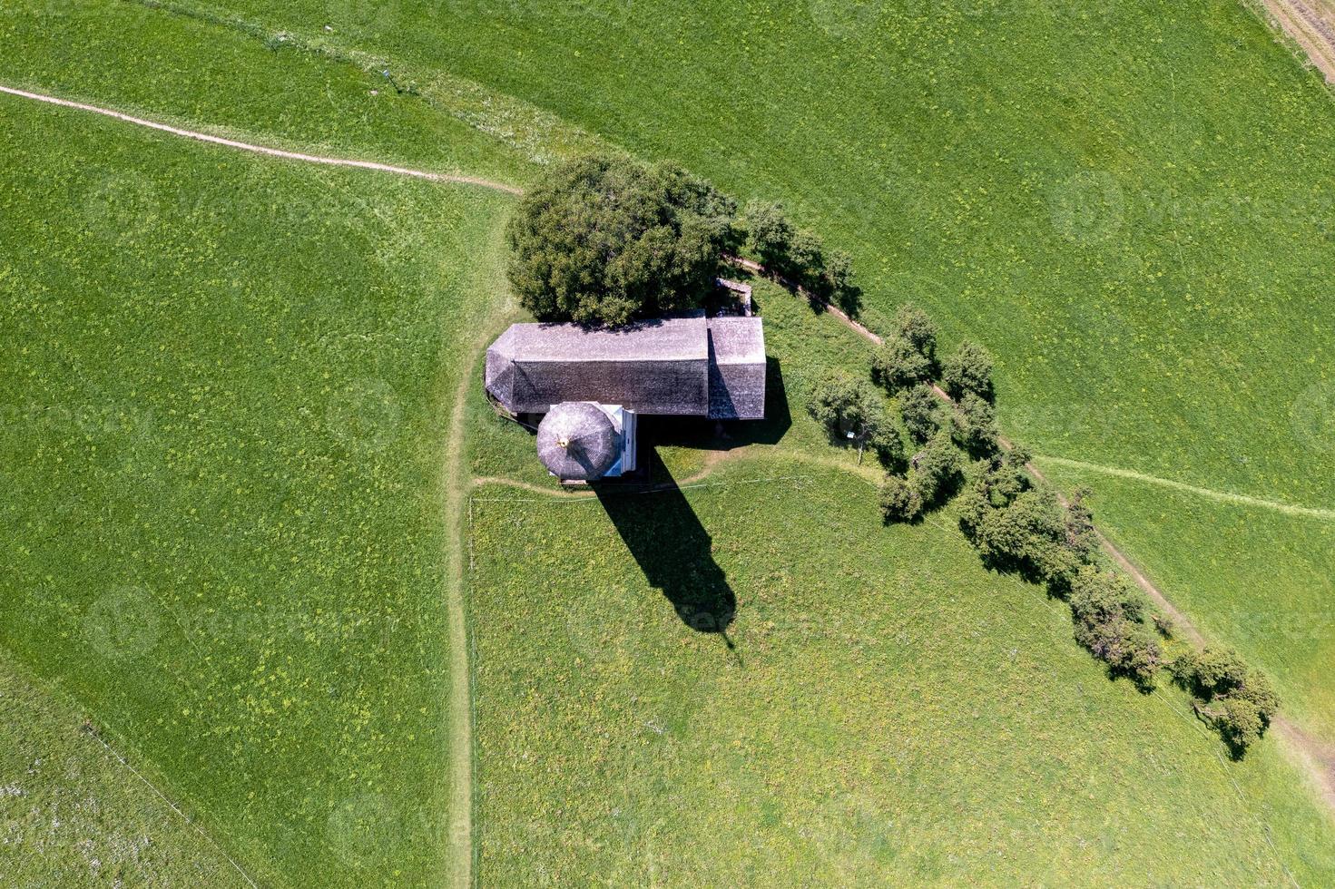 st. Valentin Kastelruth Dorf Kirche im das Sommer- im das Dolomit Alpen. tolle Landschaft mit klein Kapelle auf sonnig Wiese und petz Gipfel beim Kastelruth Kommune. Dolomiten, Süd Tirol, Italien foto