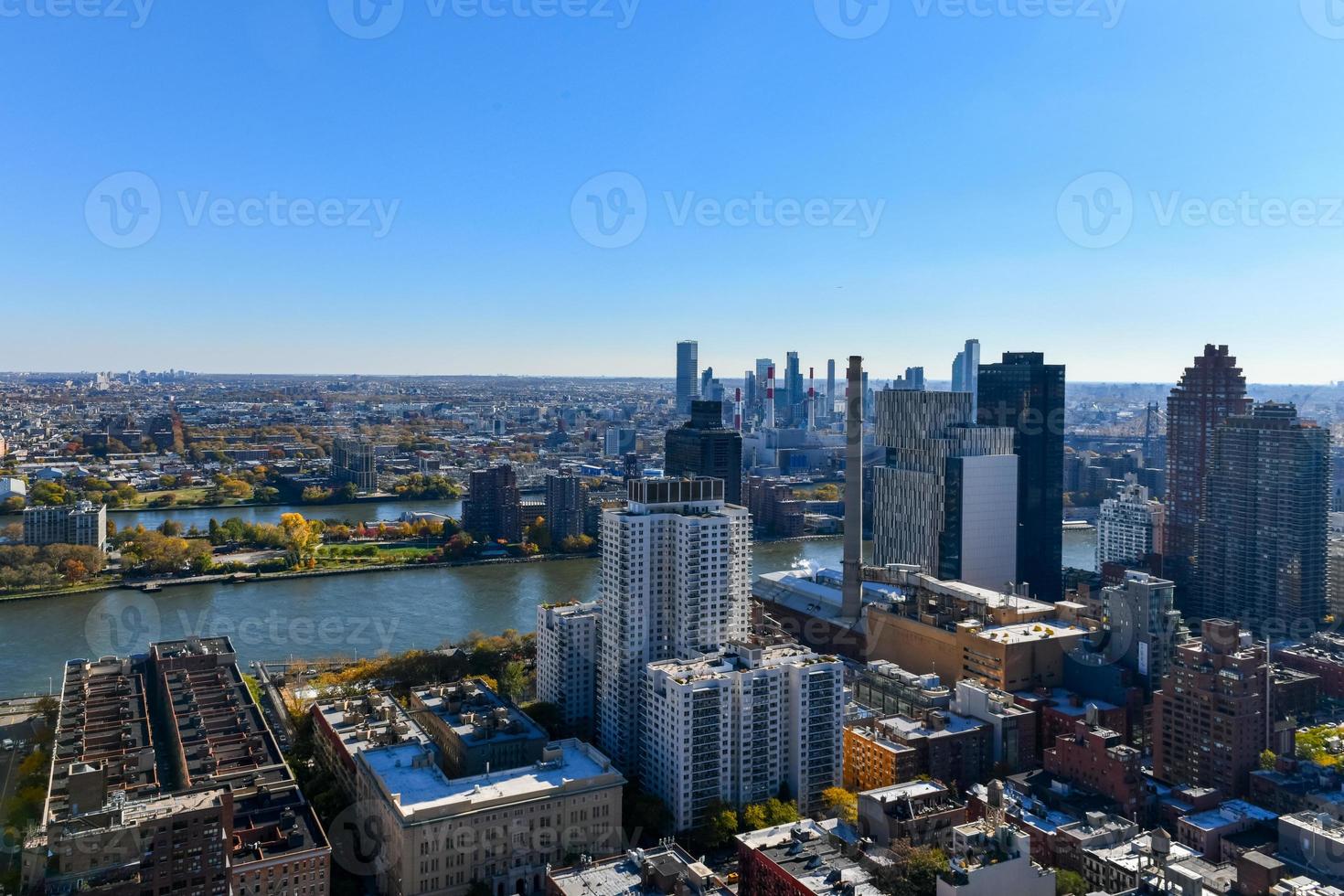 Antenne Aussicht von das Wolkenkratzer entlang Midtown Osten im Manhattan, Neu York Stadt foto