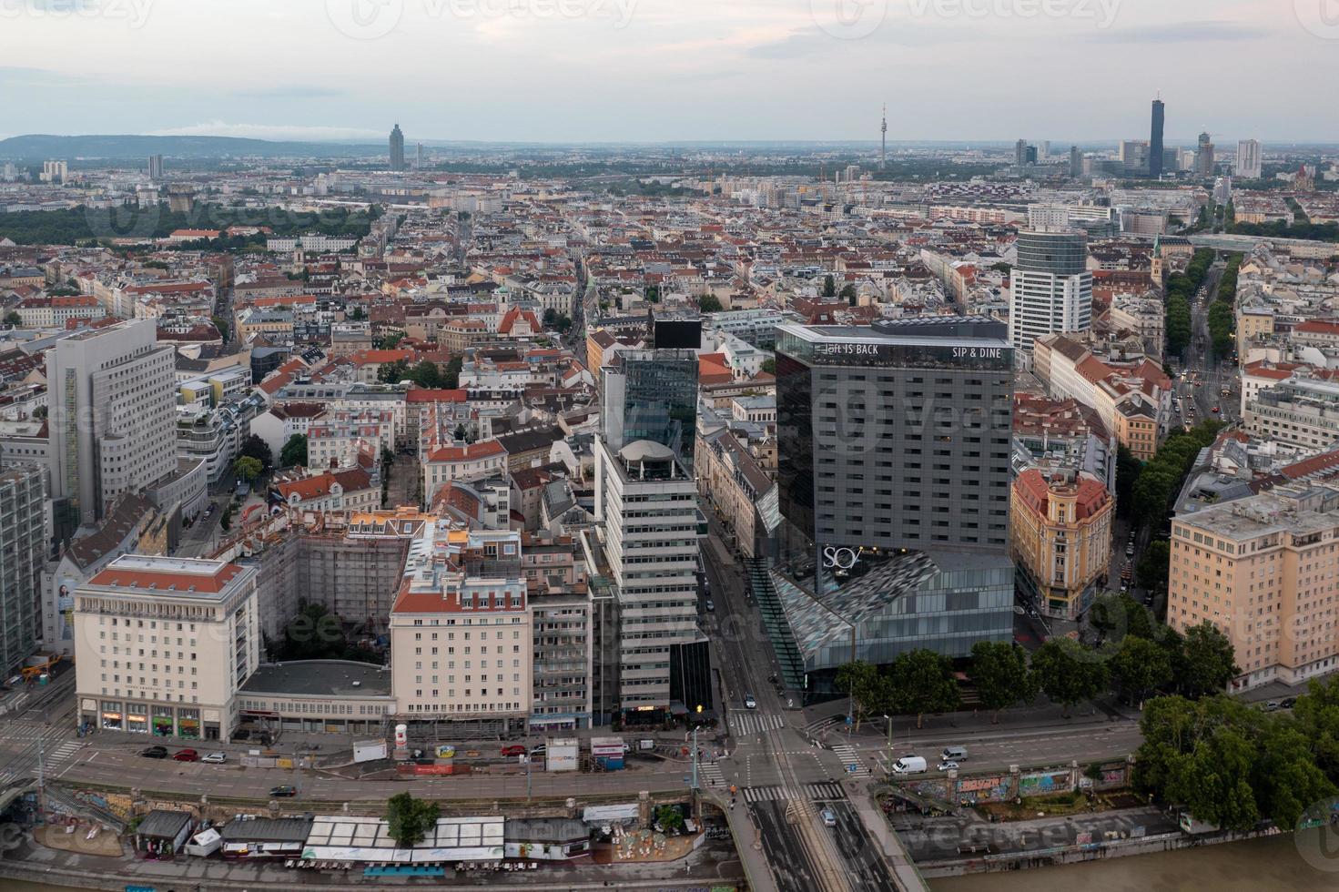 Wien, Österreich - - jul 18, 2021, Aussicht von das Donau Kanal und Wien Horizont im Wien, Österreich foto