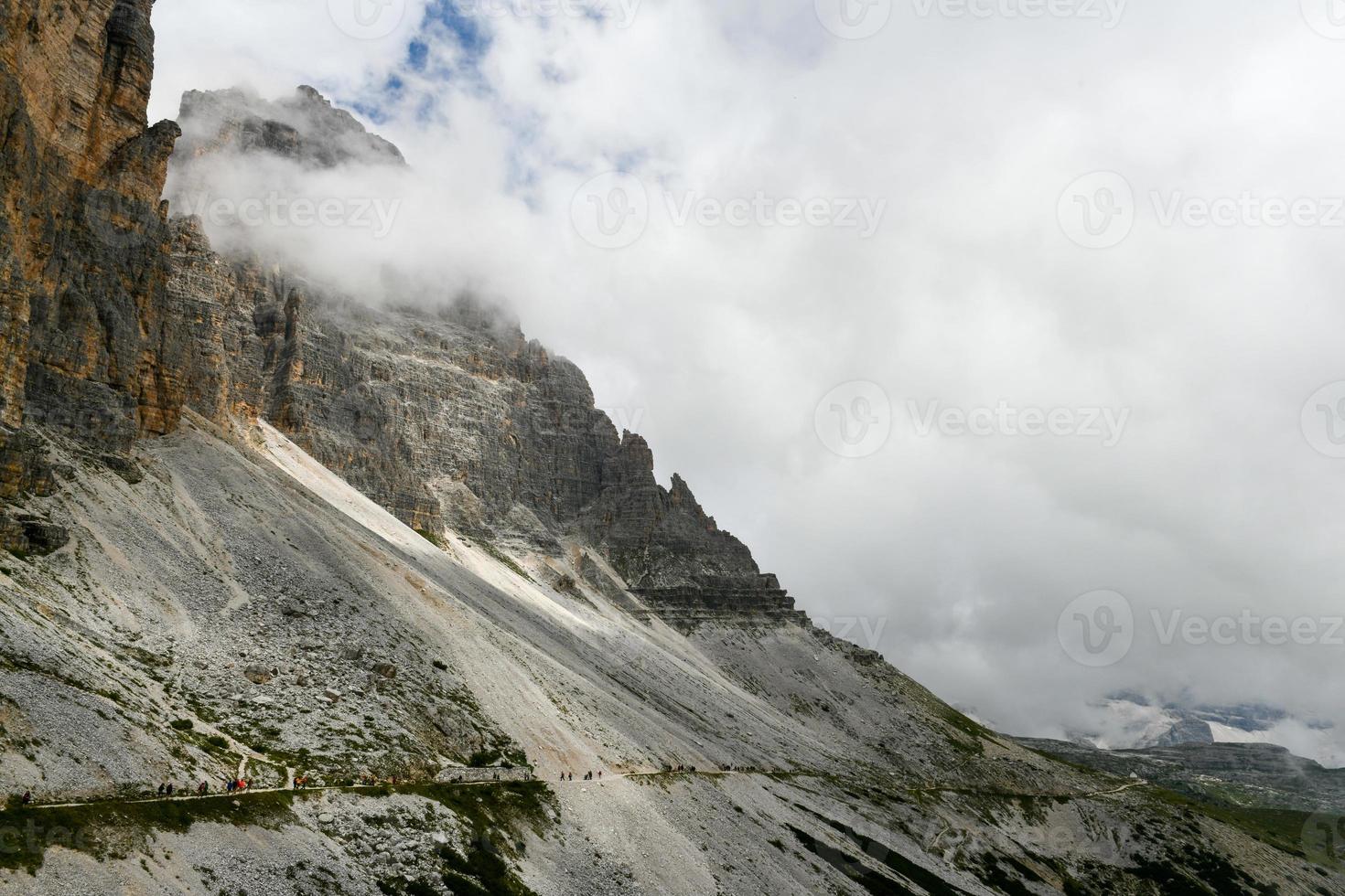 Berg Landschaft Umgebung tre cime Park im Italien auf ein nebelig, wolkig, Sommer, Tag. foto