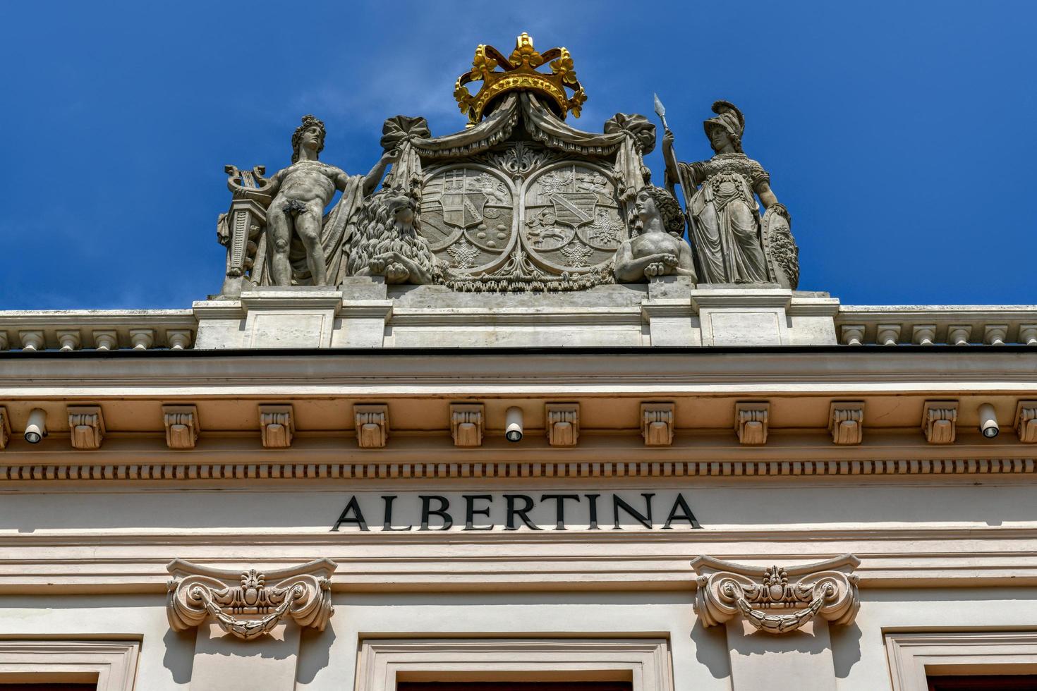 Wien, Österreich - - jul 18, 2021, Vorderseite Aussicht von Welt berühmt Albertine Museum Palais Palast im das Stadt Center von das österreichisch Hauptstadt mit Blau Himmel. foto