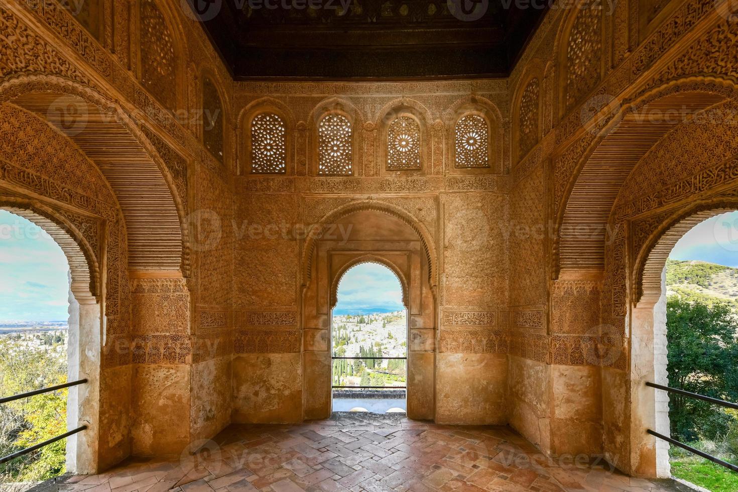 Aussicht von das verallgemeinern Hof, mit es ist berühmt Brunnen und Garten durch ein Bogen. Alhambra de Granada Komplex beim Granada, Spanien, Europa auf ein hell Winter Tag. foto