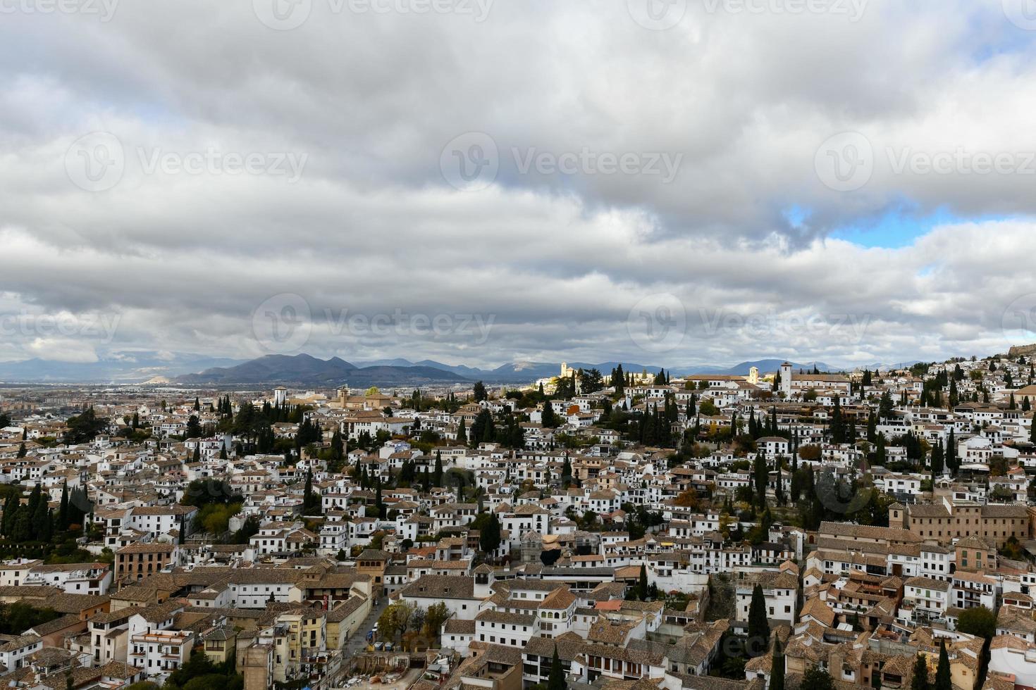 Panorama von el albayzin Kreis im Granada, Andalusien, Spanien, abgebildet von das torre del cubo im das alacazaba Festung. foto