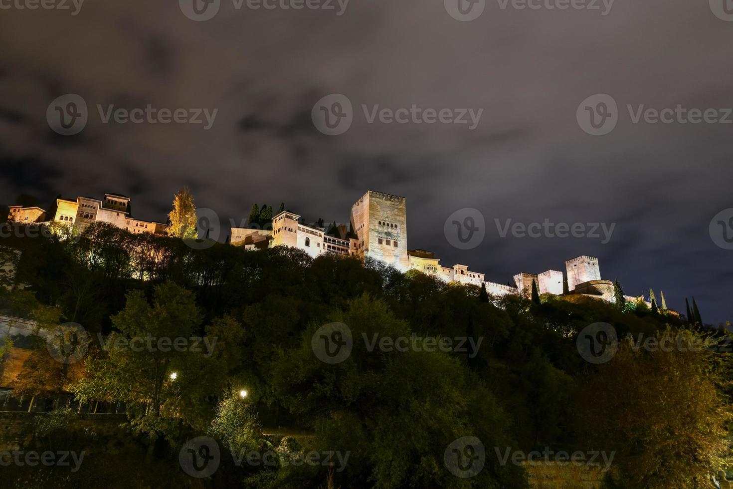 Aussicht von beleuchtet Alhambra Palast im Granada, Spanien beim Nacht. foto