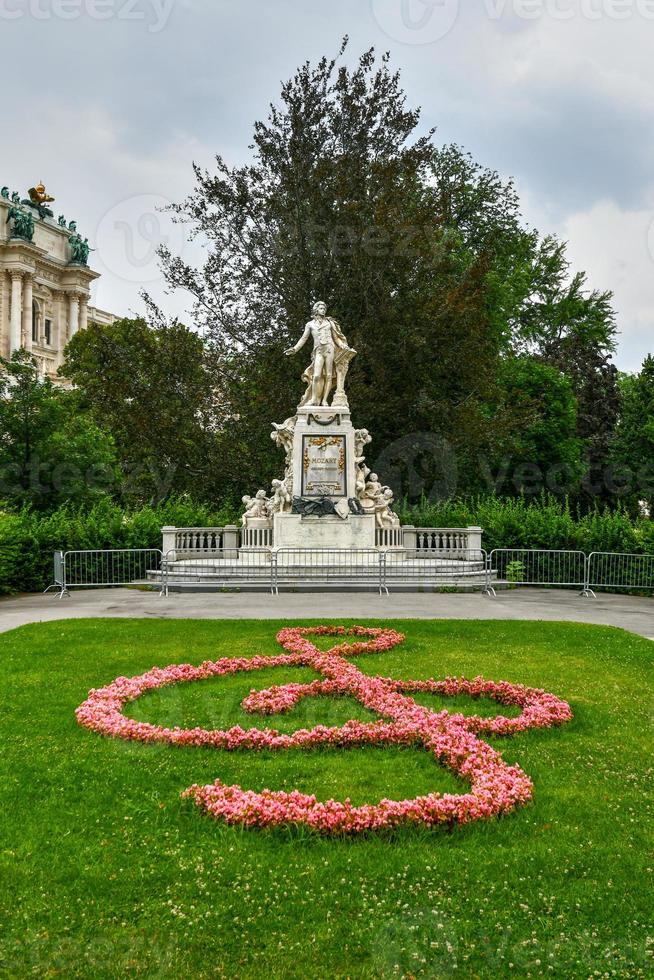 Statue von berühmt Komponist Wolfgang Amadeus Mozart im das Burggarten, Wien, Österreich foto