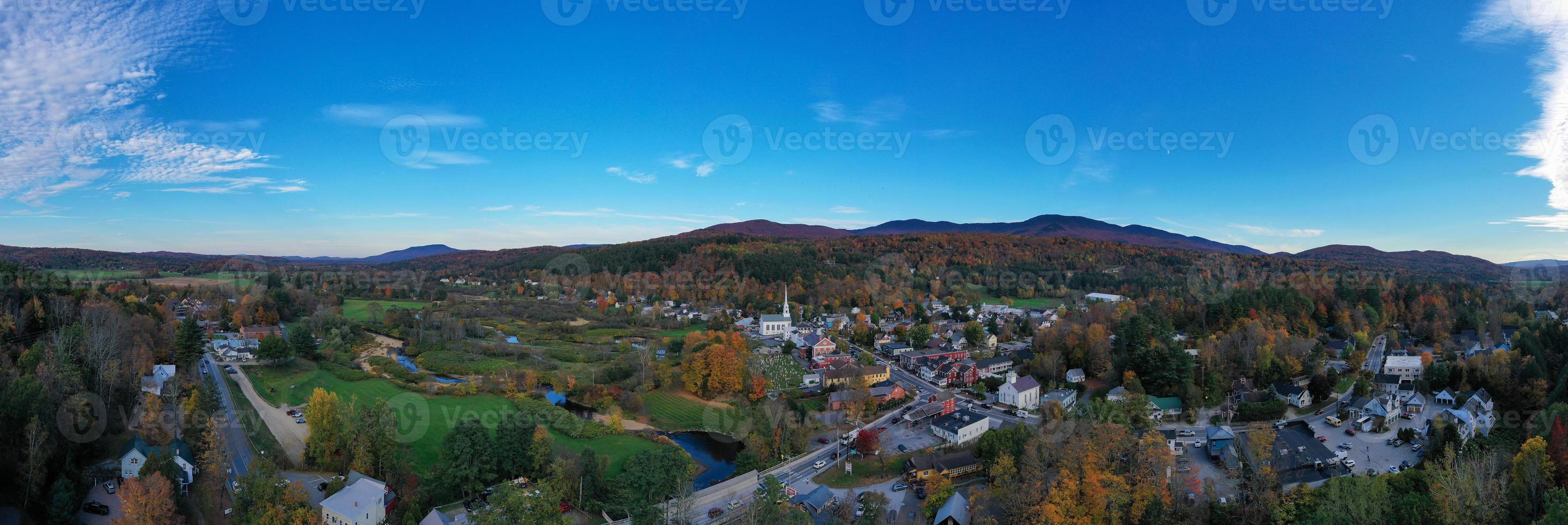 Weiß Gemeinschaft Kirche im das berühmt Ski Stadt, Dorf von stowe im Vermont während das fallen. foto