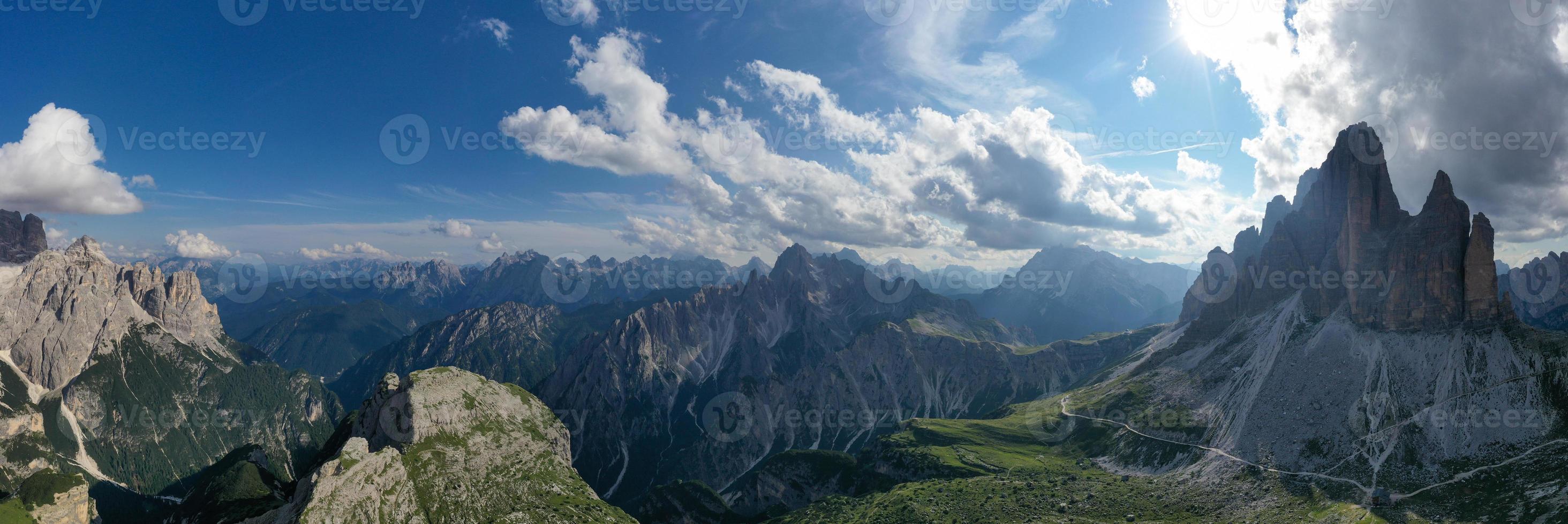 schön sonnig Tag im Dolomiten Berge. Aussicht auf tre cime di lavaredo - - drei berühmt Berg Spitzen Das ähneln Schornsteine. foto