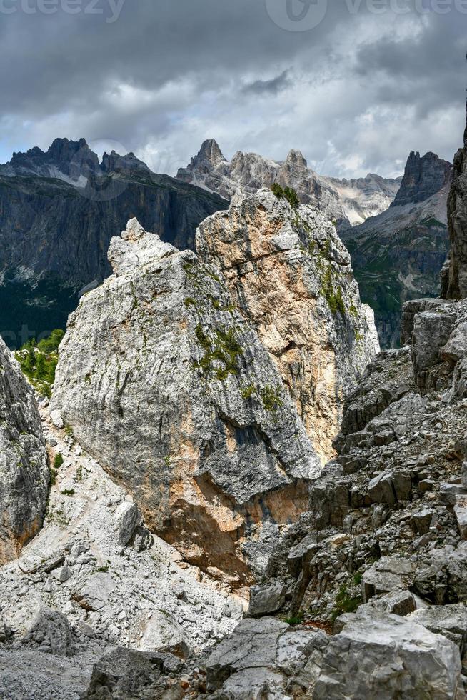 Panorama- Landschaft von das cinque Torri im das Dolomit Berge von Italien. foto