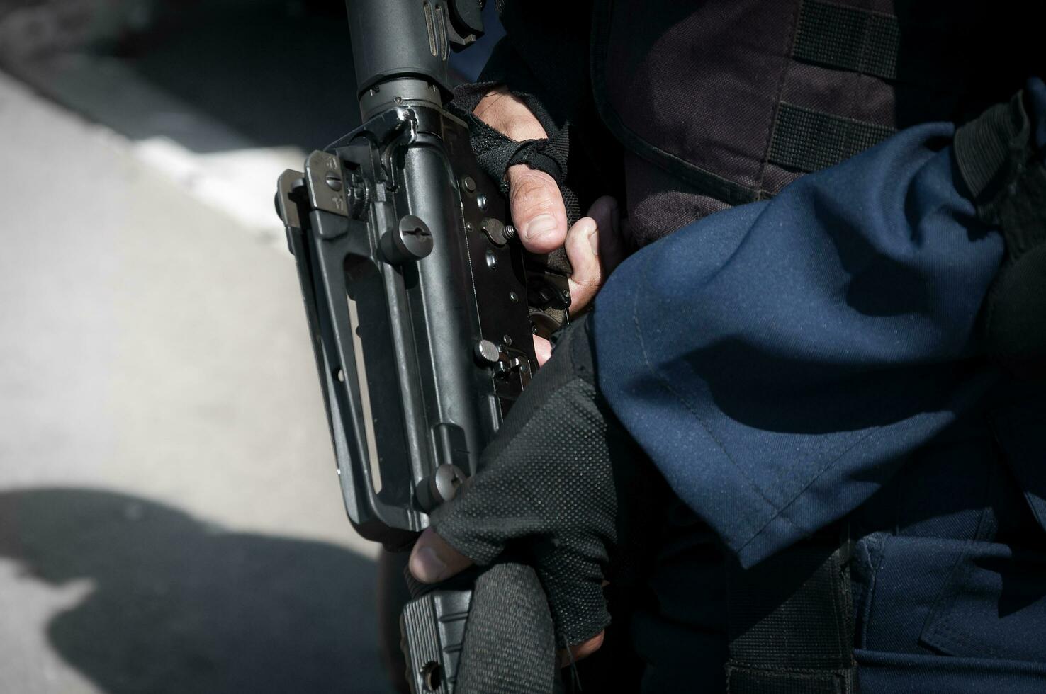 Soldat halten ein Maschine mit automatisch gun.preparation zum Militär- Aktion.Soldat gekleidet im schützend Ausrüstung foto