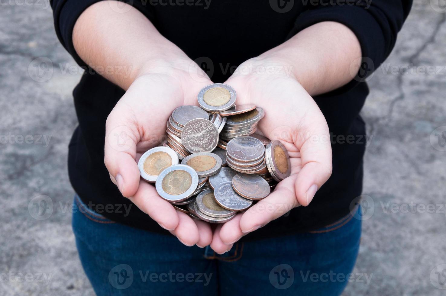 Münzen im Hände sparen, spenden Investition Fonds finanziell Unterstützung Nächstenliebe Dividende Markt Haus Lager Vertrauen reich geben geplant Buchhaltung Sammlung Schuld Bankwesen Roi foto