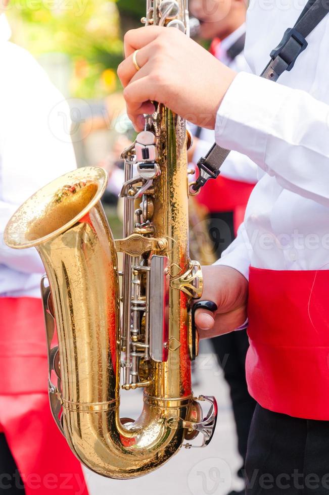 Straße Musiker Theaterstücke seine Saxophon, spielen das Saxophon foto