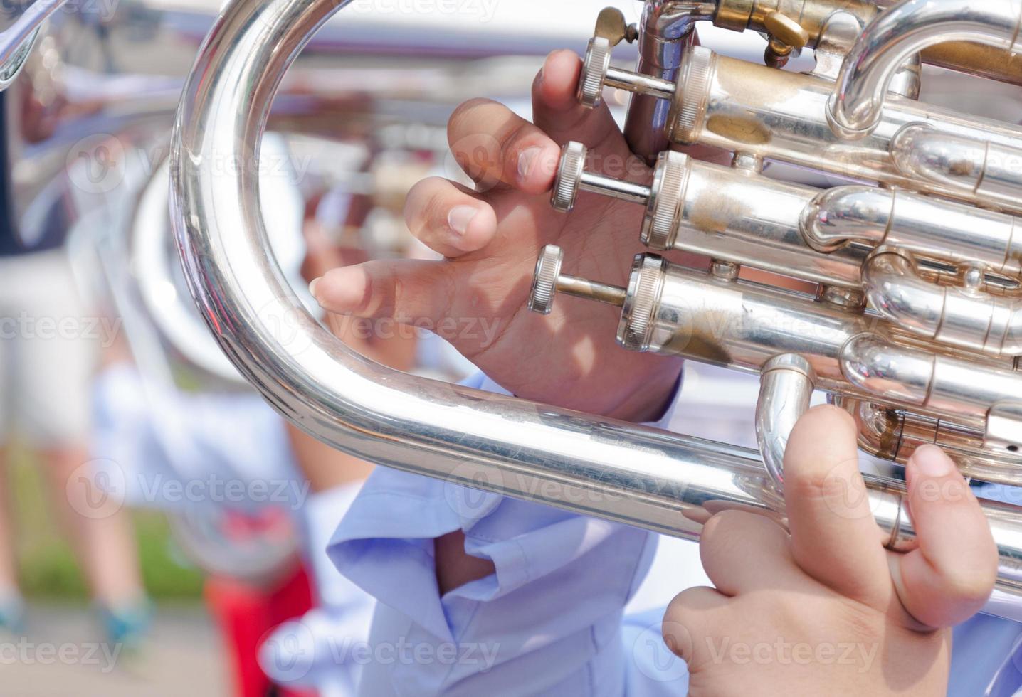 Mensch Hand spielen das Flügelhorn, Fragment von Tuba mit Hände von Musiker foto