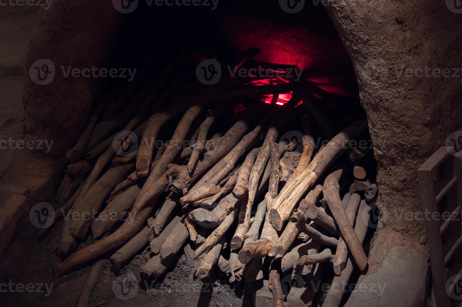 Brennholz, trocken gehackt Brennholz Protokolle im ein Stapel foto