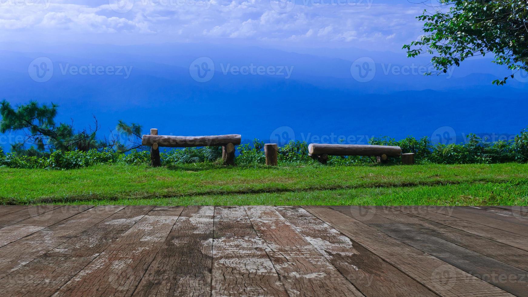 hölzern Fußboden mit Natur Berge Landschaft Hintergrund foto