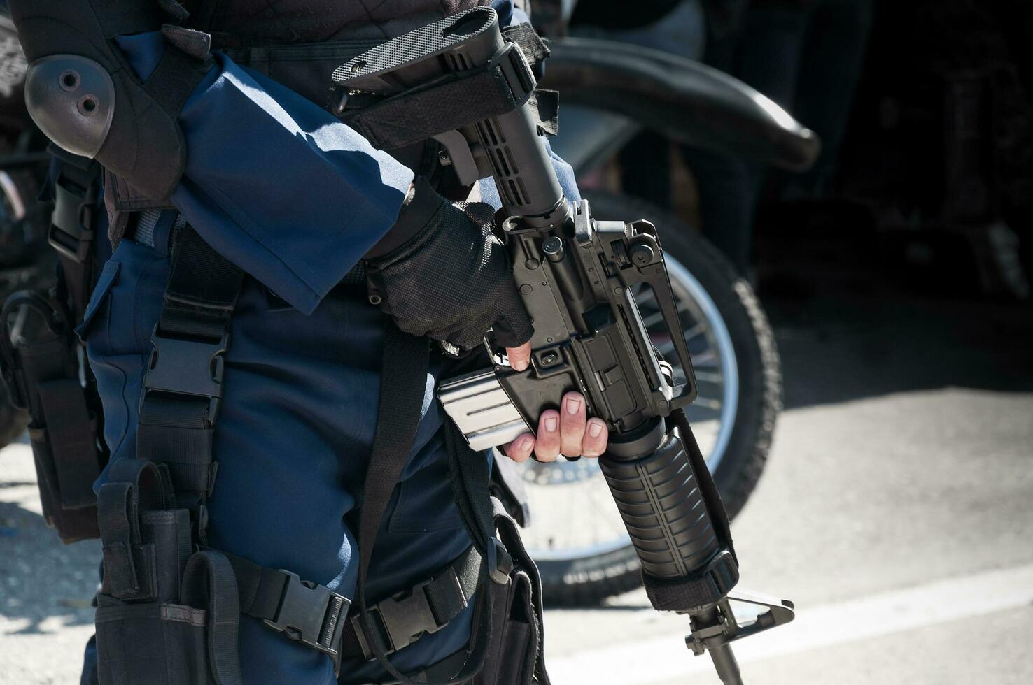 Soldat halten ein Maschine mit automatisch gun.preparation zum Militär- Aktion.Soldat gekleidet im schützend Ausrüstung foto