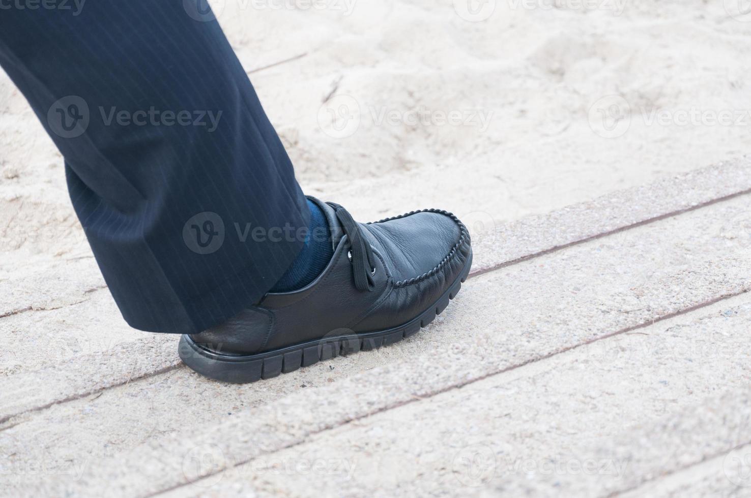 Nahansicht Aussicht von des Mannes Leder schwarz Schuhe, Geschäftsmann Gehen zu das Büro foto