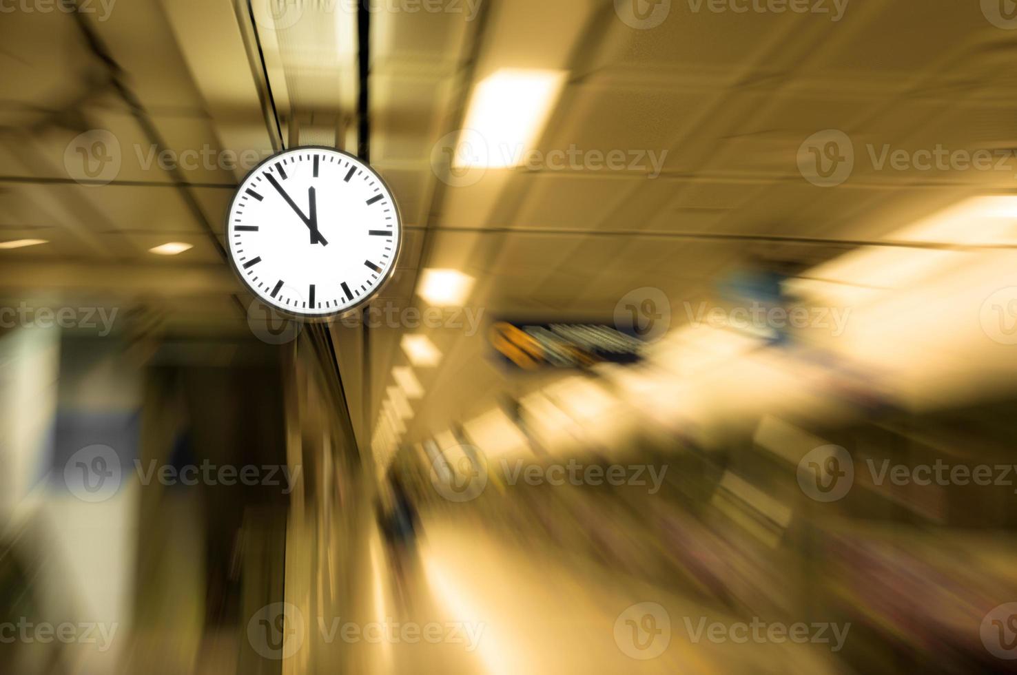 Uhr verschwommen , konzeptionell Bild von Zeit Laufen oder Vorbeigehen Weg bewirken Zoomen aus Alarm Uhr zu Bewegungen foto