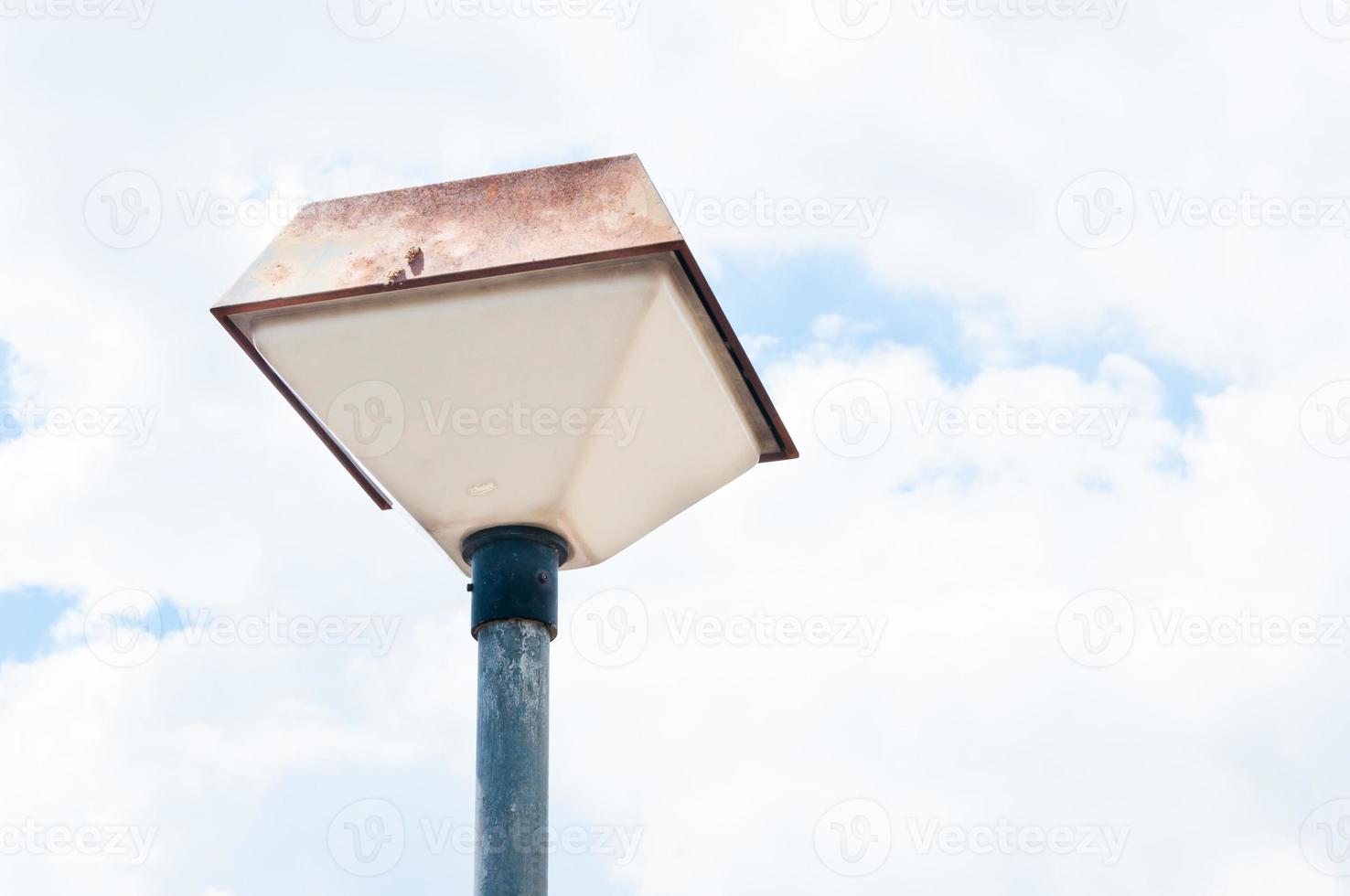 alt Straße retro Lampe auf Blau Himmel Hintergrund foto
