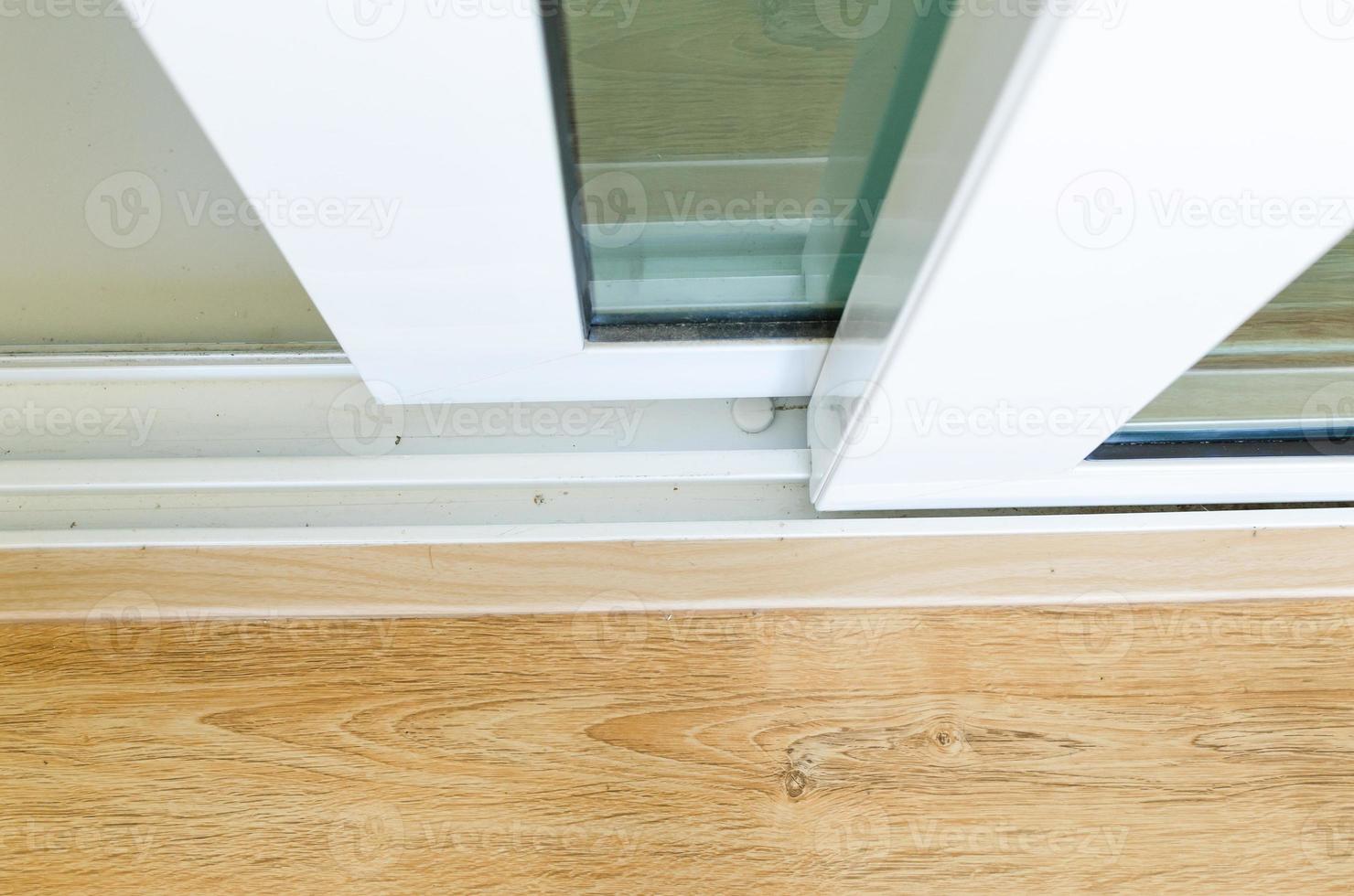 Nahansicht öffnen gleiten Tür mit Glas im das Haus foto