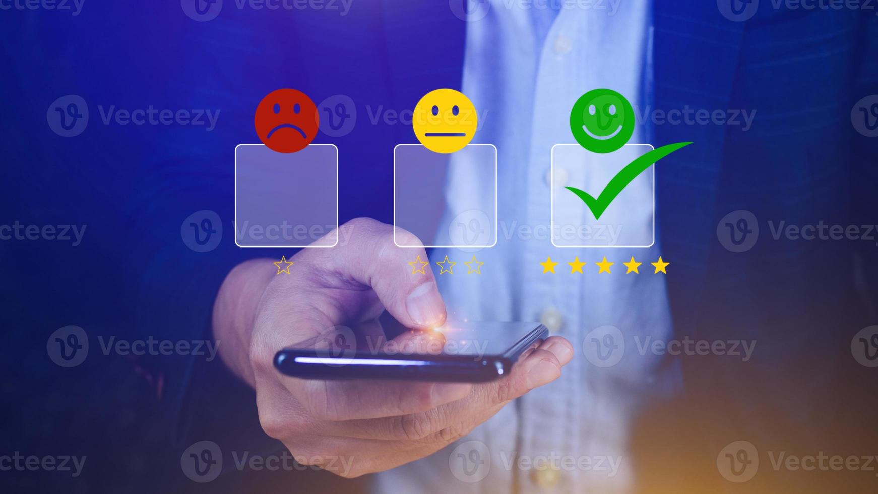 Kunde Bedienung Auswertung Konzept Feedback Bewertung und positiv Kunde Rezension Erfahrung, mit ein Smartphone und drücken Gesicht Emoticon Lächeln im Befriedigung auf virtuell berühren Bildschirm foto